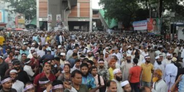 মূল বেতনের ২০% বাড়িভাড়ার দাবিতে শিক্ষকদের আন্দোলন, পুলিশের লাঠিচার্জে আহত অনেকে