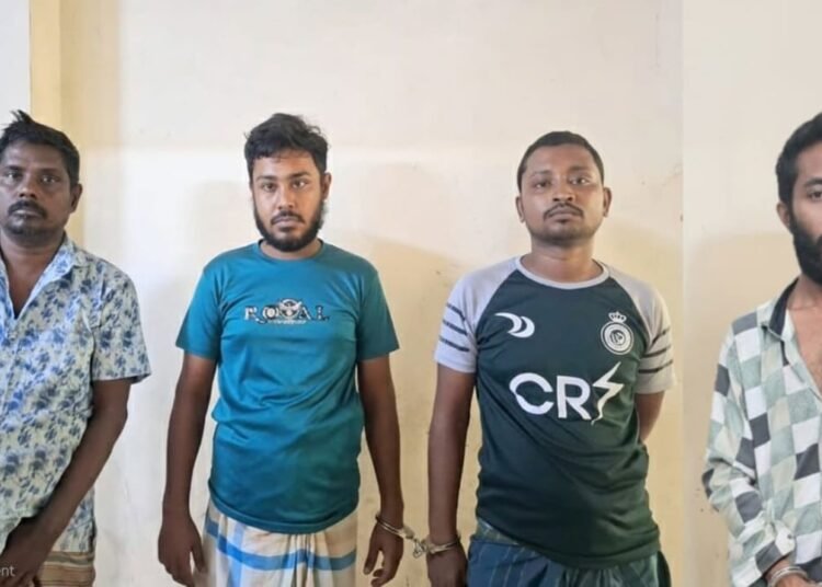 নারায়ণগঞ্জে ‘ডিবি পুলিশ’ পরিচয়ে বাসে ডাকাতি, চক্রের চার সদস্য গ্রেপ্তার